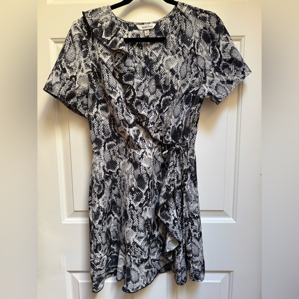 SPEECHLESS Snake Print Ruffle Faux Wrap White Black Dress size Large (Juniors)